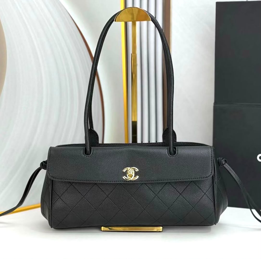 Chanel Diamond Stitch Shoulder Bag - Black