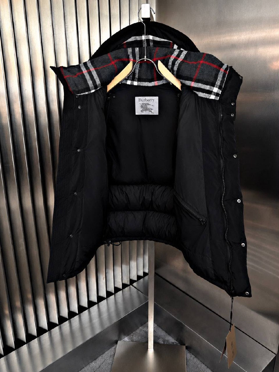 Burberry Detachable-Sleeve Puffer Jacket - Black